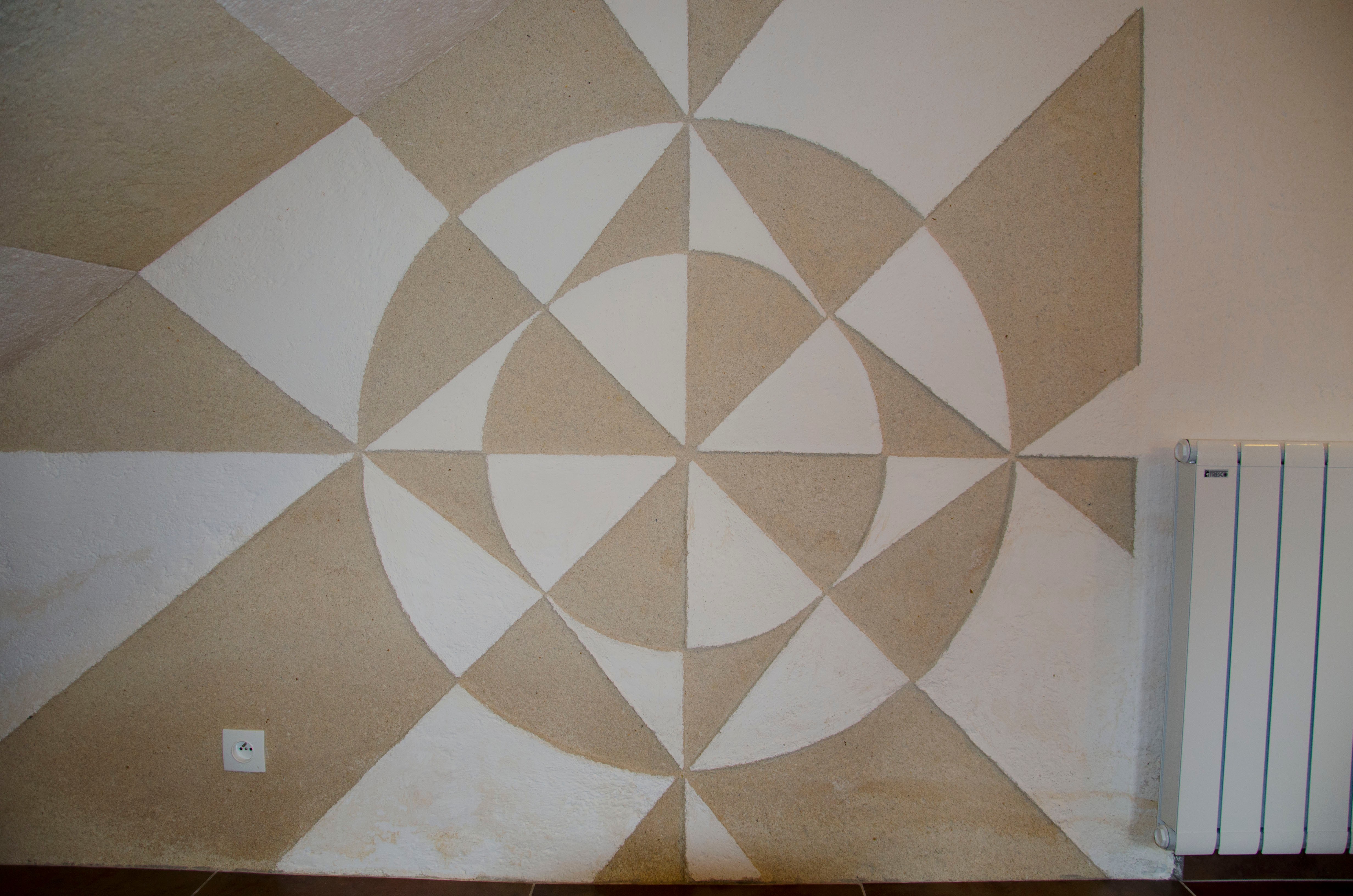 Décoration murale réalisé par Pascal le propriétaire. 
Grande pièce de vie au RDC avec cuisine, séjour et salon. Poêle à bois.