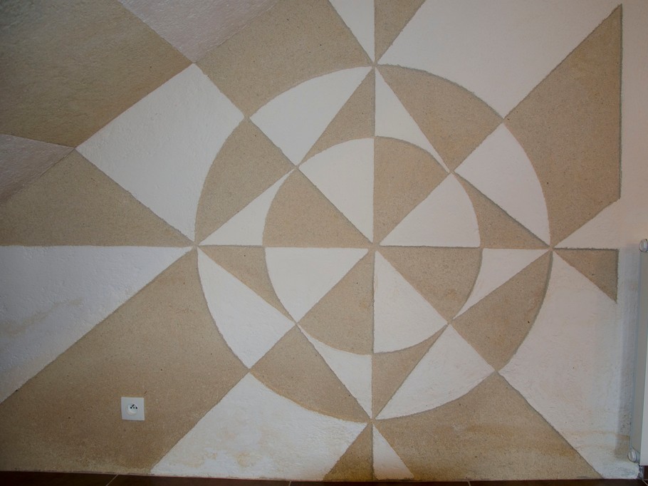 Décoration murale réalisé par Pascal le propriétaire.
Grande pièce de vie au RDC avec cuisine, séjour et salon. Poêle à bois.