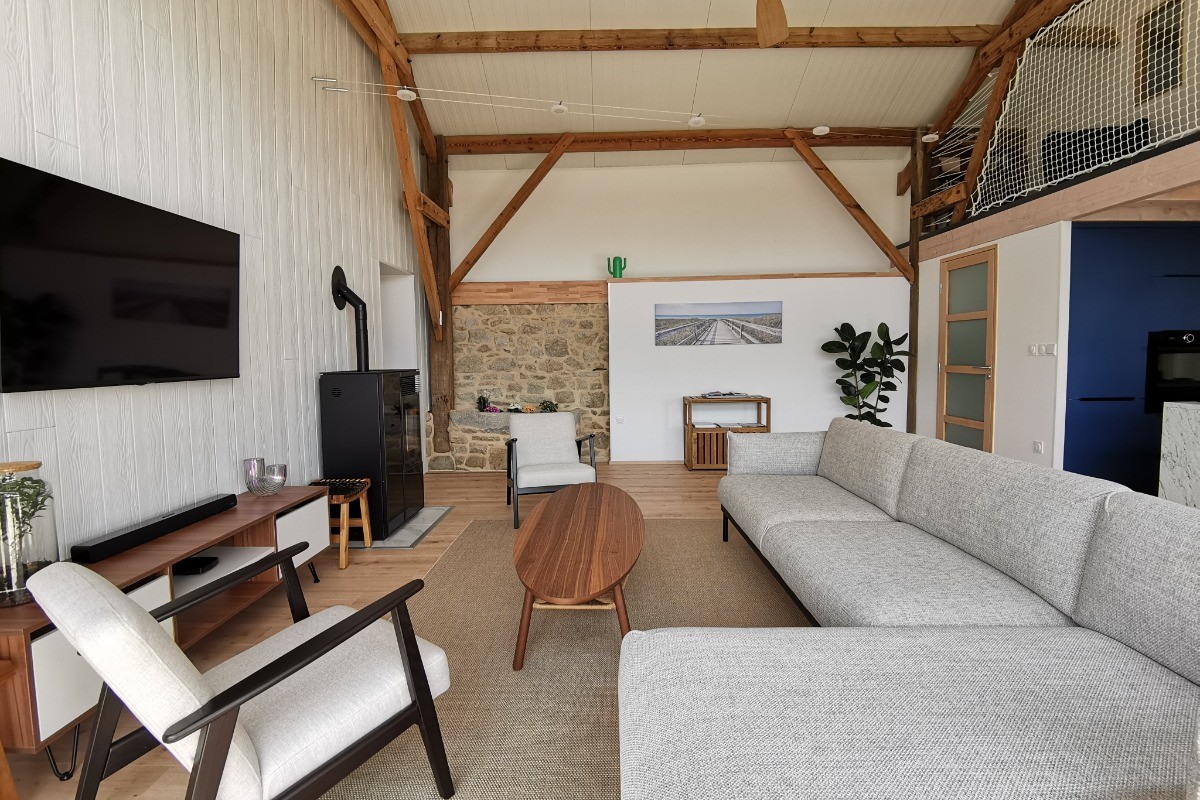 Salon avec TV et poêle à granulés