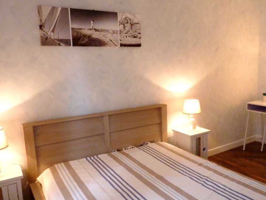 Chambre indépendante pour 2 personnes (lit 140 cm) avec rangements et bureau.