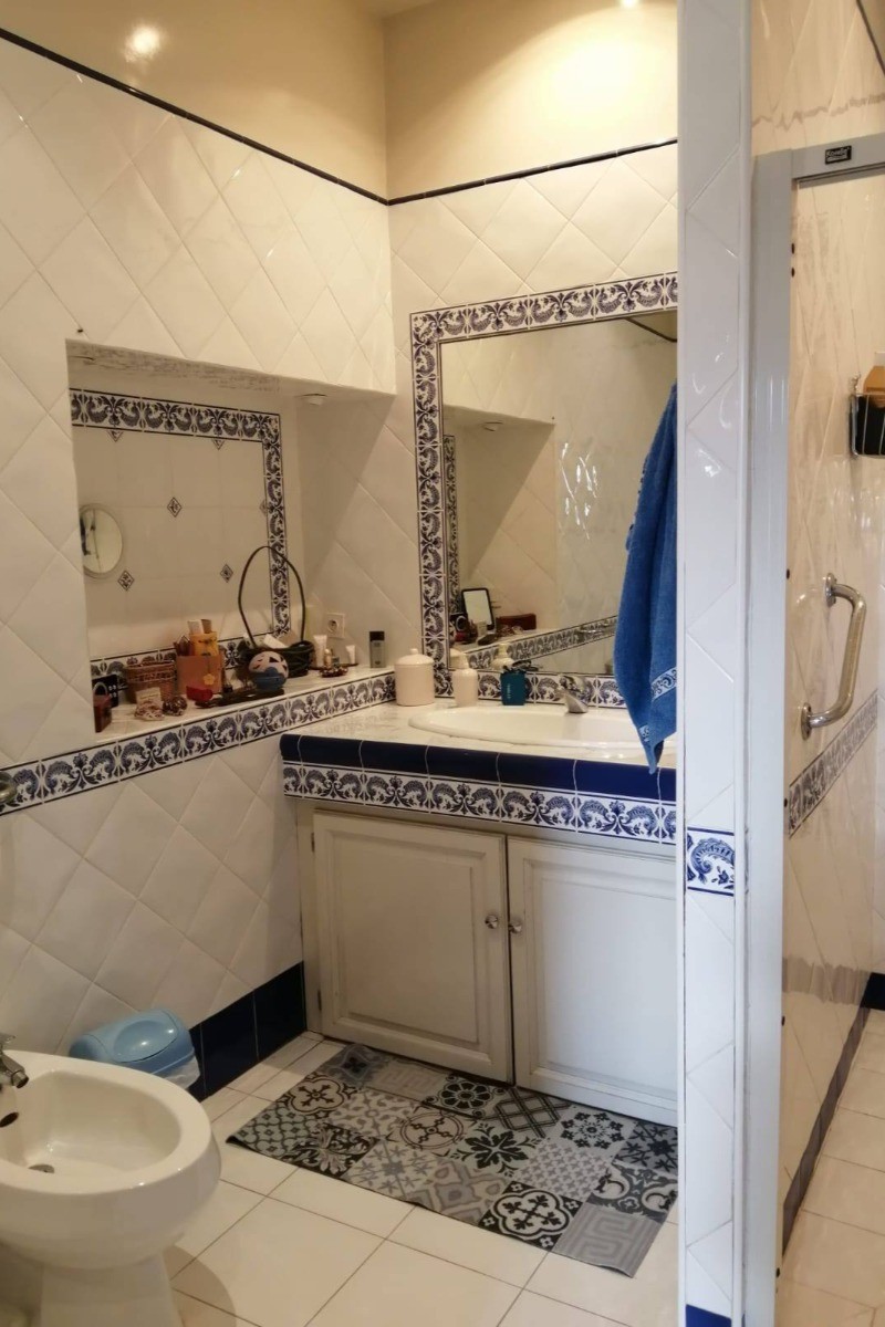 Grande salle d'eau avec grands miroirs