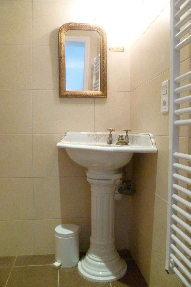 salle d'eau avec douche privative à la chambre du RDC