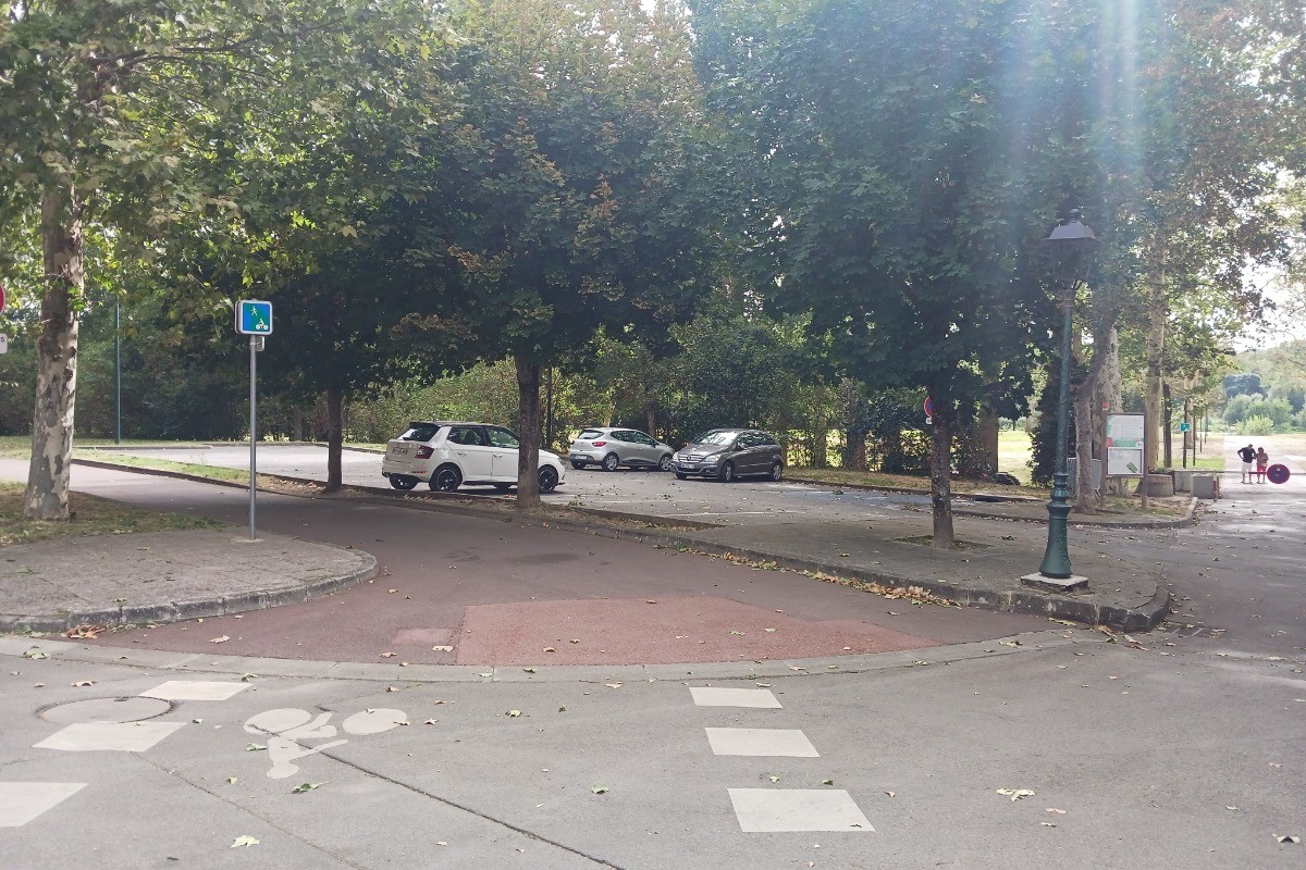 Piste cyclable à proximité immédiate de la location et espace vert