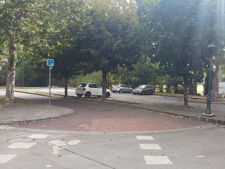 Piste cyclable à proximité immédiate de la location et espace vert