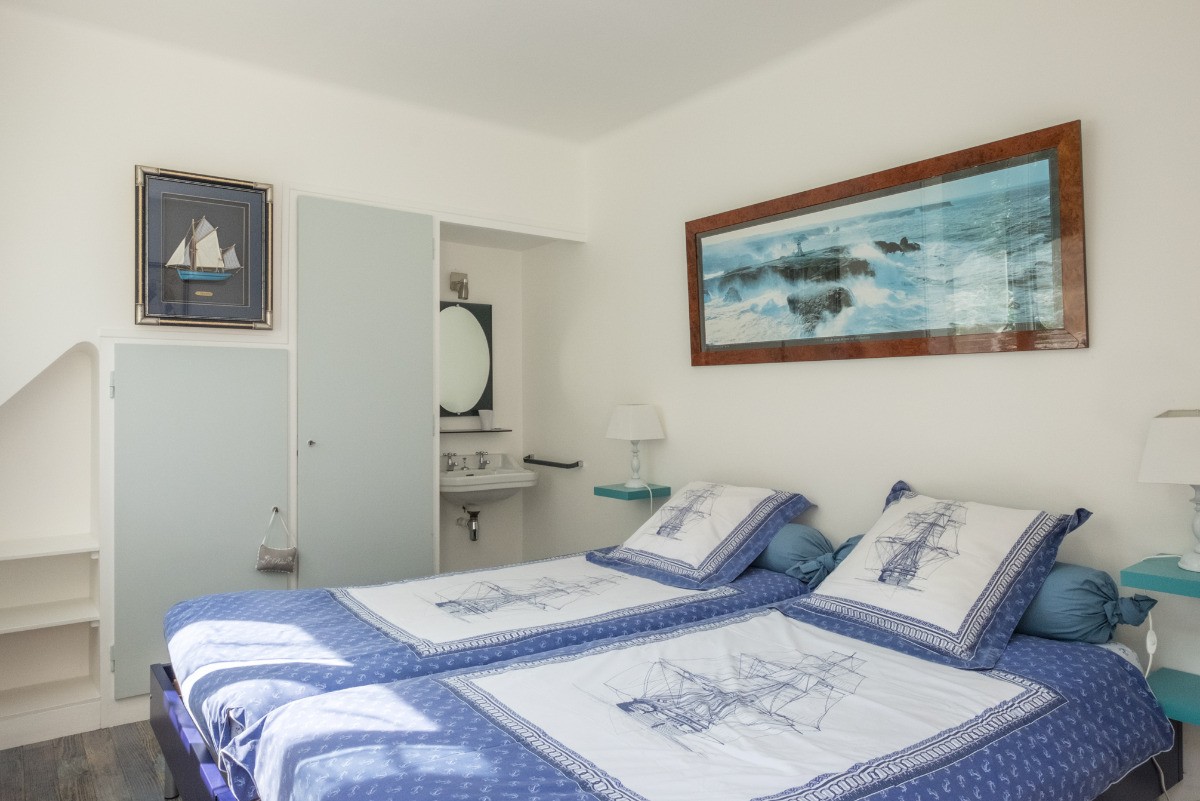 MENES location Perros-Guirec Chambre bleue côté jardin