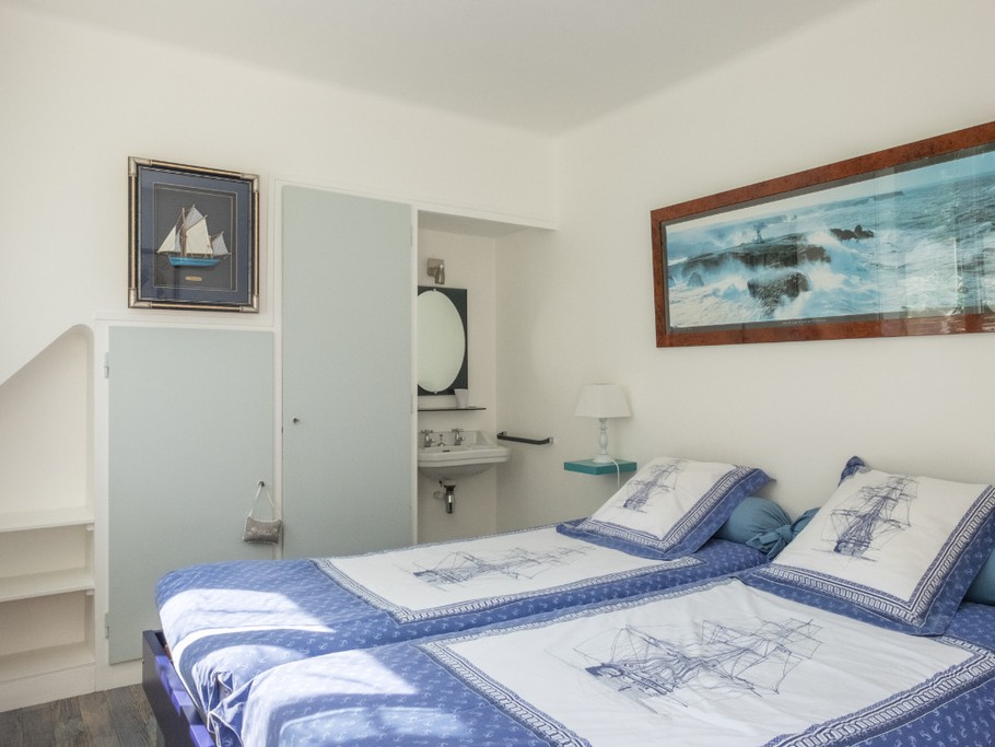 MENES location Perros-Guirec Chambre bleue côté jardin