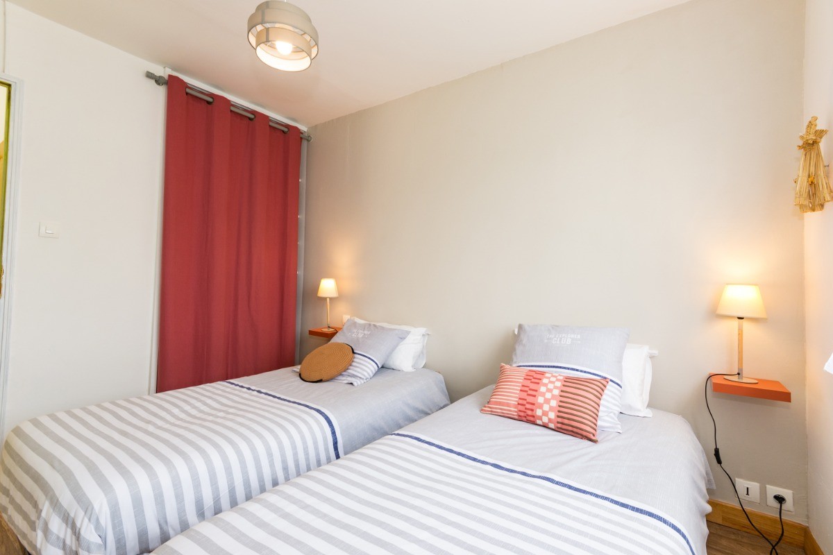 placard de rangement et penderie chambre 2