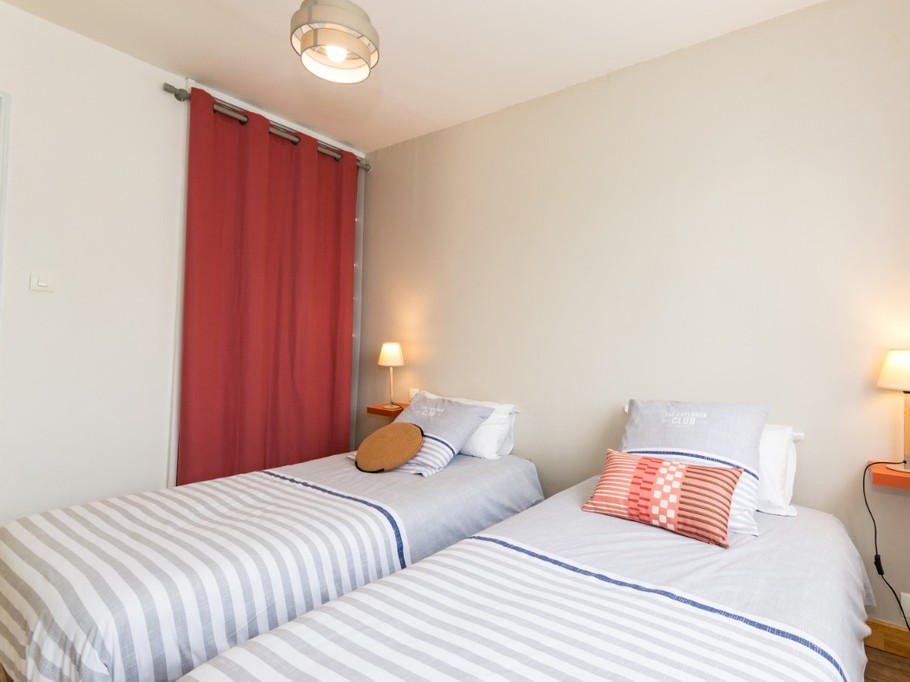 placard de rangement et penderie chambre 2