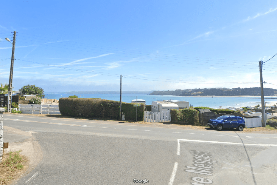 Plage du fond de la baie à 200 m à pied de la location