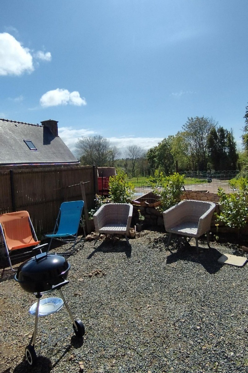 Jardin exposé sud, barbecue, fauteuils et salon de jardin : C RIVES
