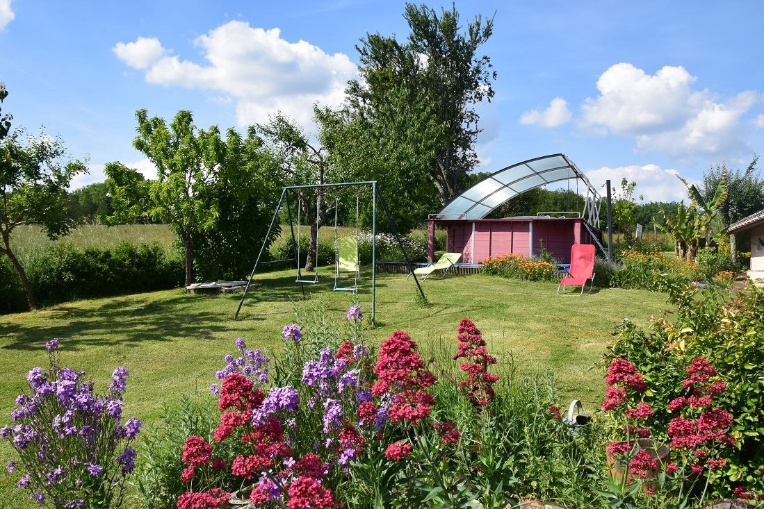 Jardin avec Balancoire et transat pour profiter du soleil estival