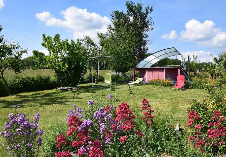 Jardin avec Balancoire et transat pour profiter du soleil estival