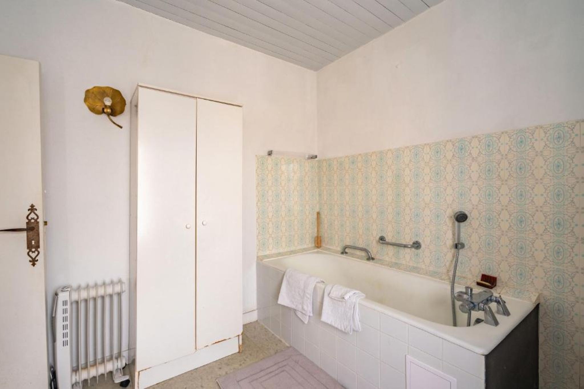 Salle de bain avec toilettes indépendant et privé