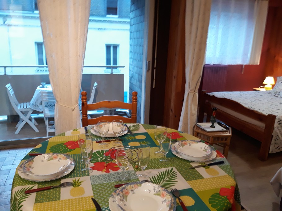 la table à manger et le balcon
