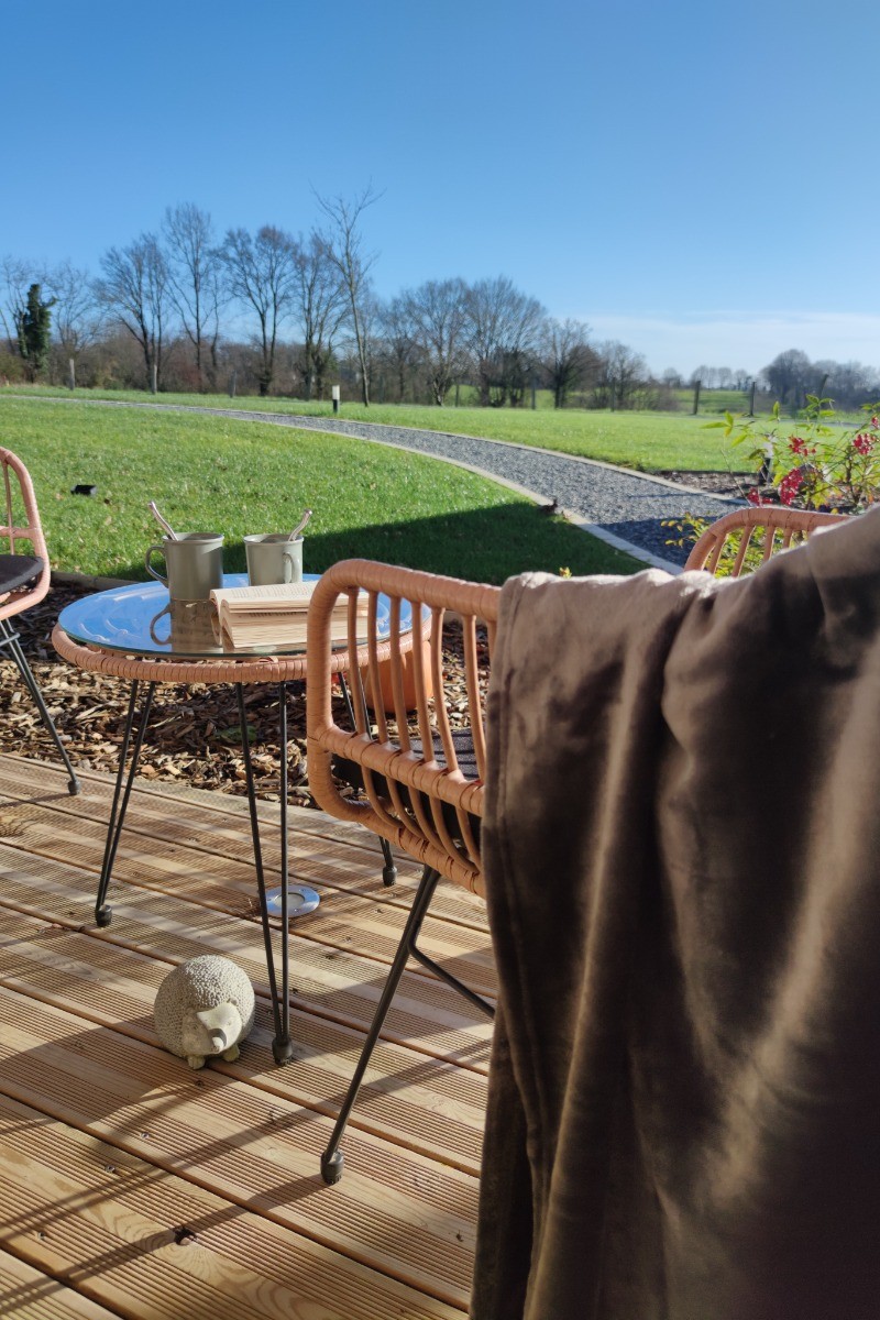Terrasse privative et ombragée entièrement en bois de 40 m² avec salon de jardin, transat et SPA pour 4 personnes. Vue sans vis à vis pleine nature.