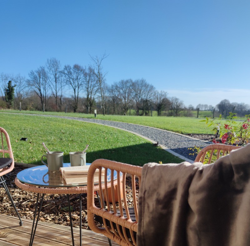 Terrasse privative et ombragée entièrement en bois de 40 m² avec salon de jardin, transat et SPA pour 4 personnes. Vue sans vis à vis pleine nature.
