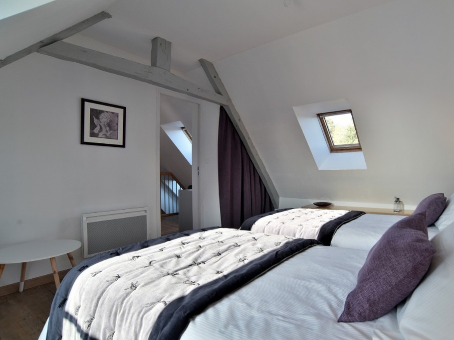 1 chambre mansardée pour 2 personnes au 2nd étage (avec deux lits individuels très confort 100x200 cm). Salle d'eau, WC séparés et coin bureau au même étage.