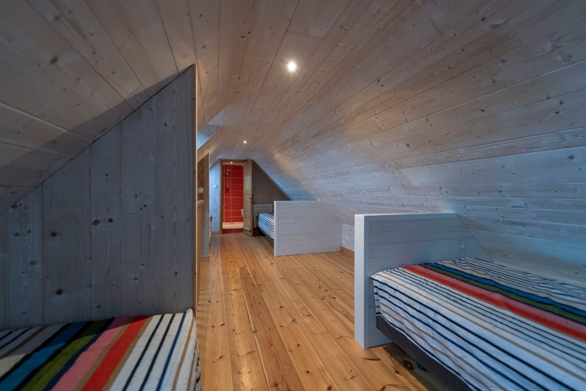Etage 2:  4 lits 1 personne + salle d'eau privative et communicante