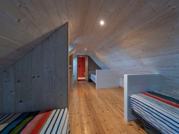 Etage 2:  4 lits 1 personne + salle d'eau privative et communicante