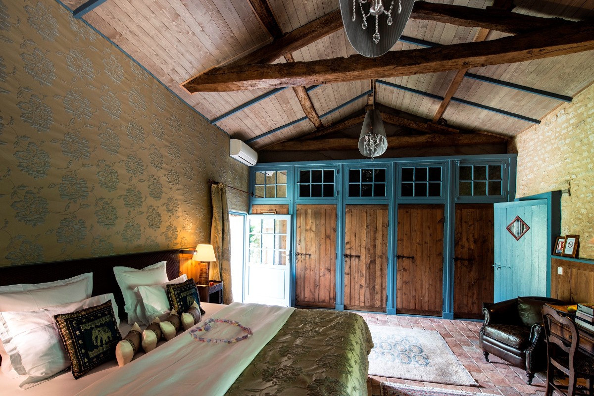 Suite de 50 m², belle hauteur sous plafond, anciennes boiseries de couvent