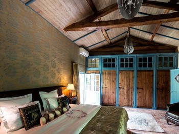 Suite de 50 m², belle hauteur sous plafond, anciennes boiseries de couvent