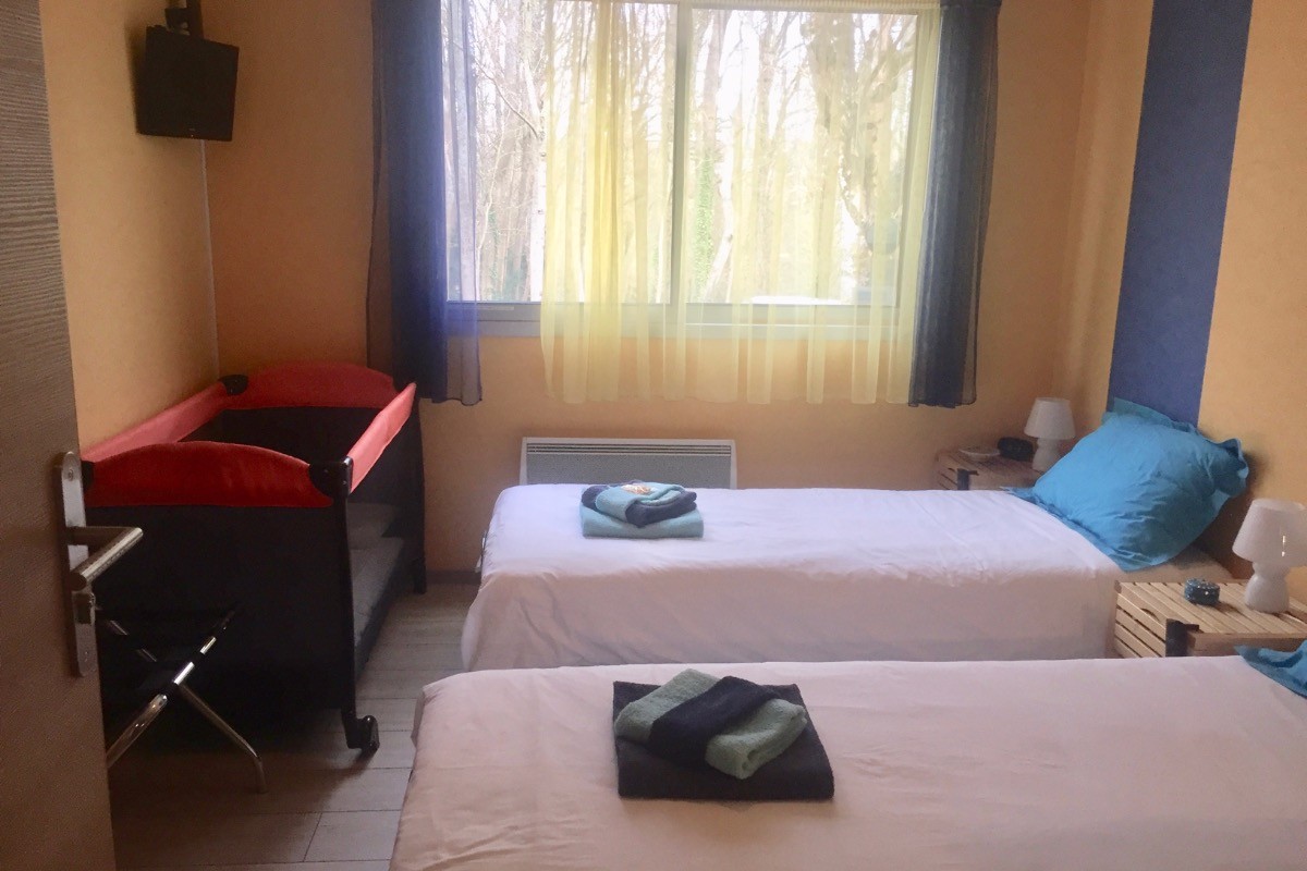 2 lits jumeaux 80 x 200 (et lit bébé si souhaité)
