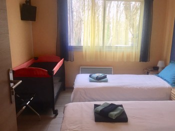 2 lits jumeaux 80 x 200 (et lit bébé si souhaité)