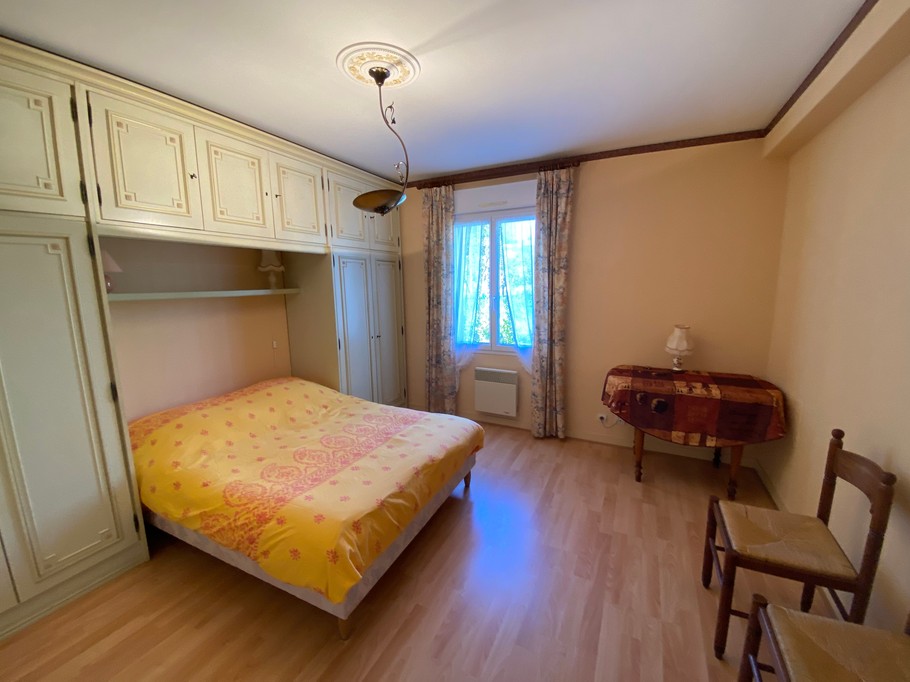 Chambre 1 au RDC pour 2 personnes (lit 140 cm) et bureau