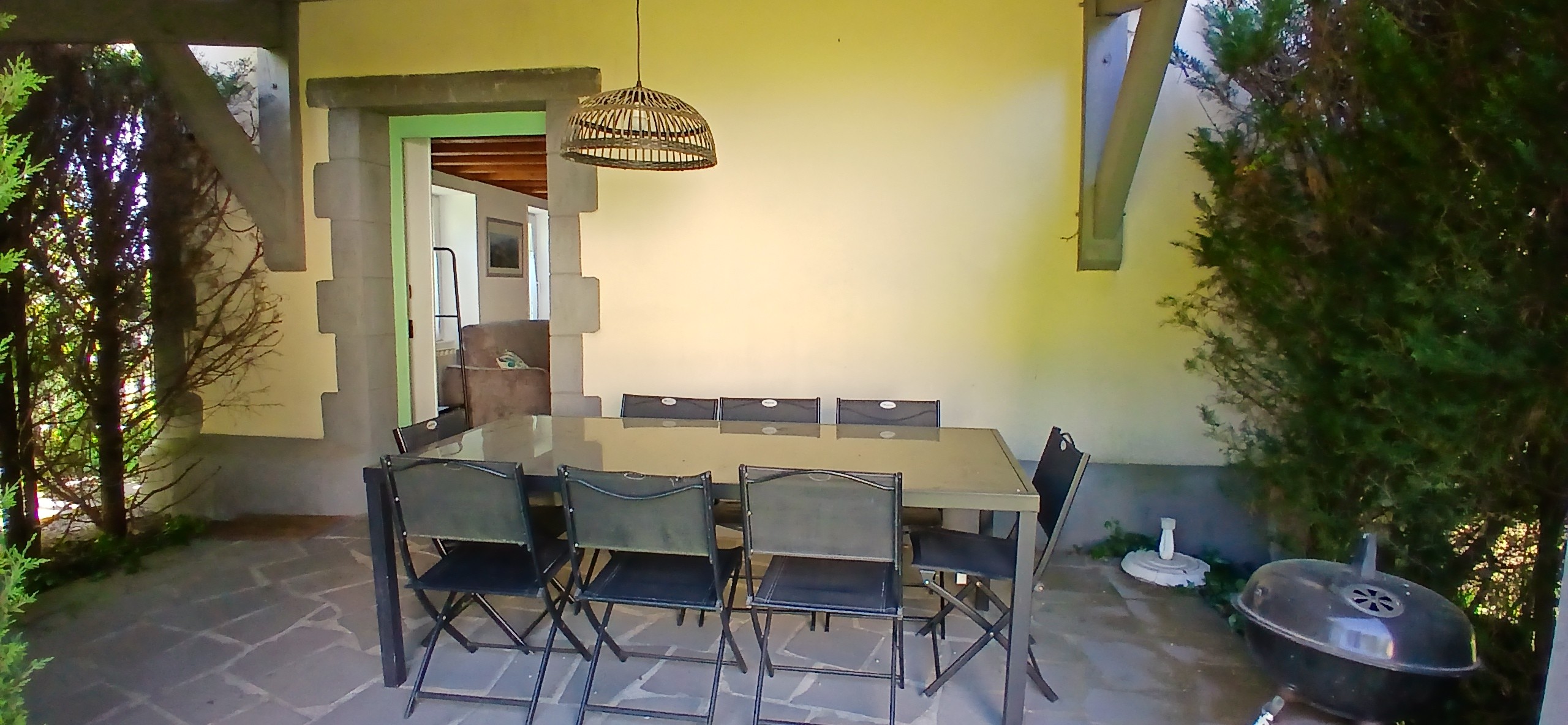 "La Boucharde" holiday cottage in Volvic: The covered terrace