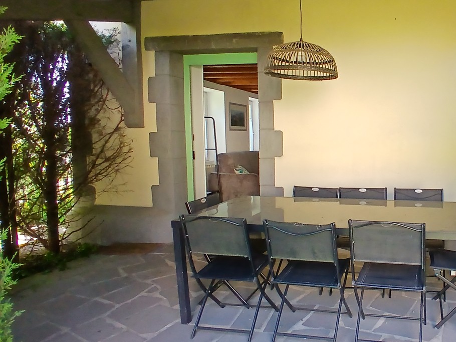 "La Boucharde" holiday cottage in Volvic: The covered terrace