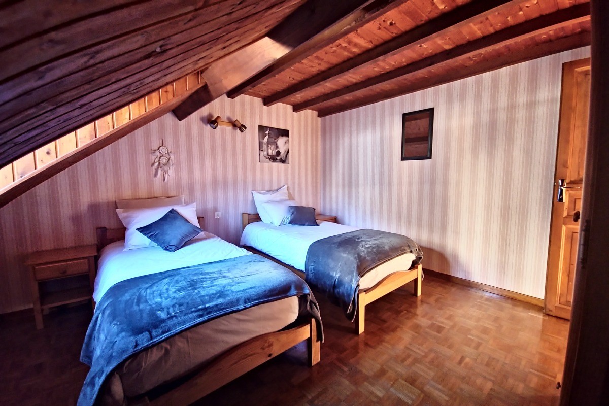 Chambre double avec matelas à mémoire de forme.