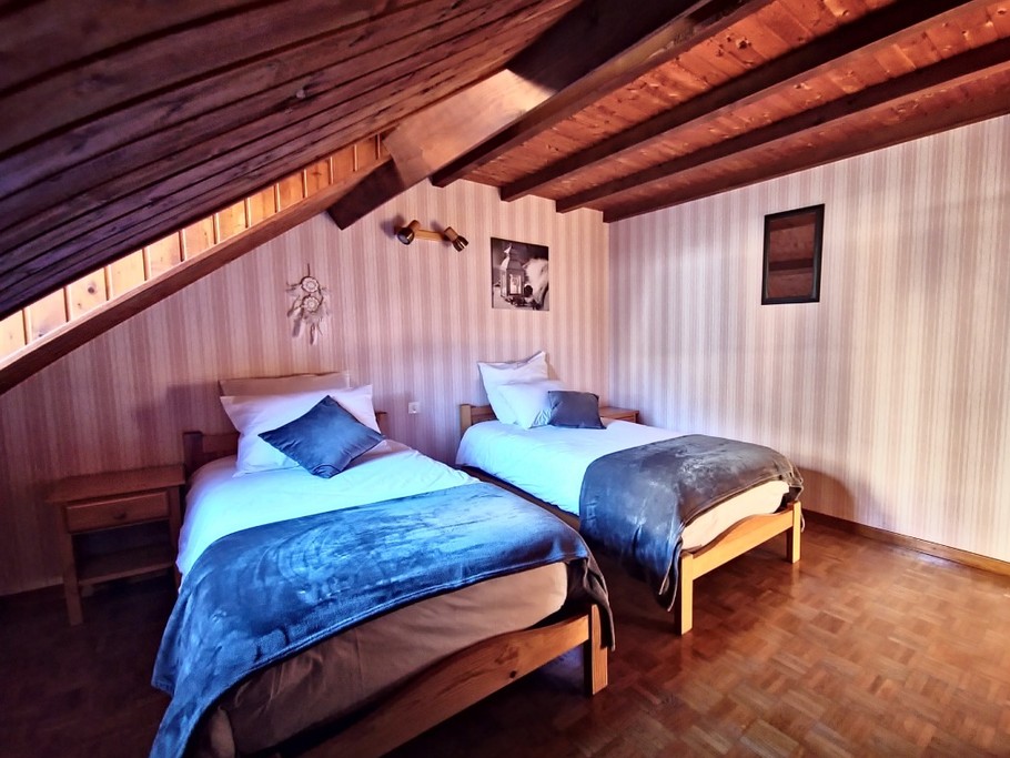 Chambre double avec matelas à mémoire de forme.