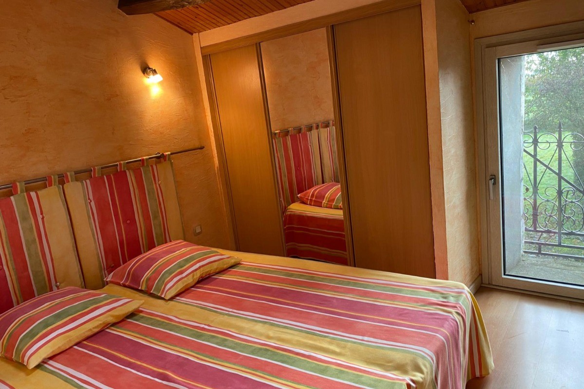 Chambre 2 à l'étage avec un lit en 160 modulable en 2 lits 80