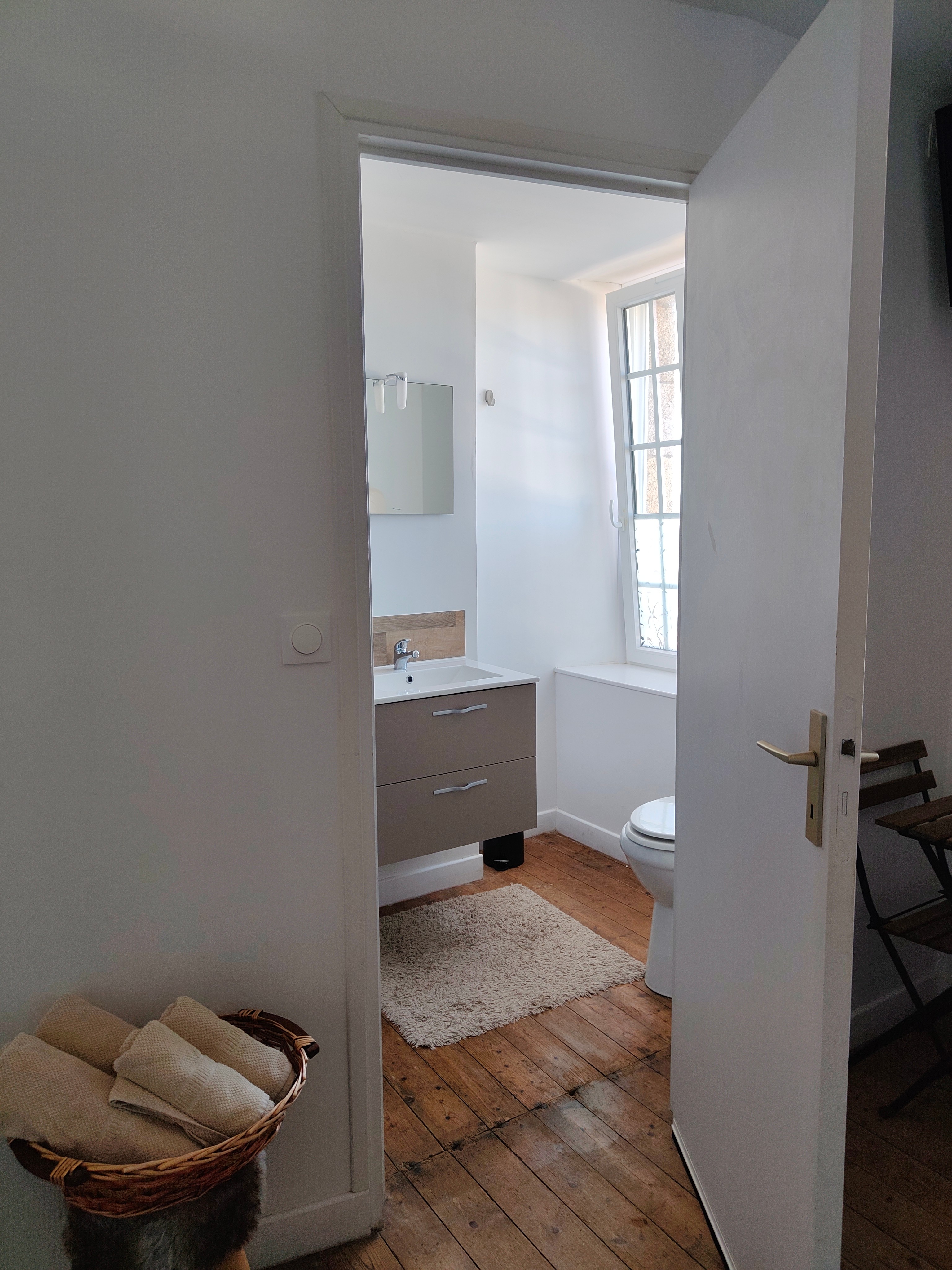 Private bathroom with shower and sea view!