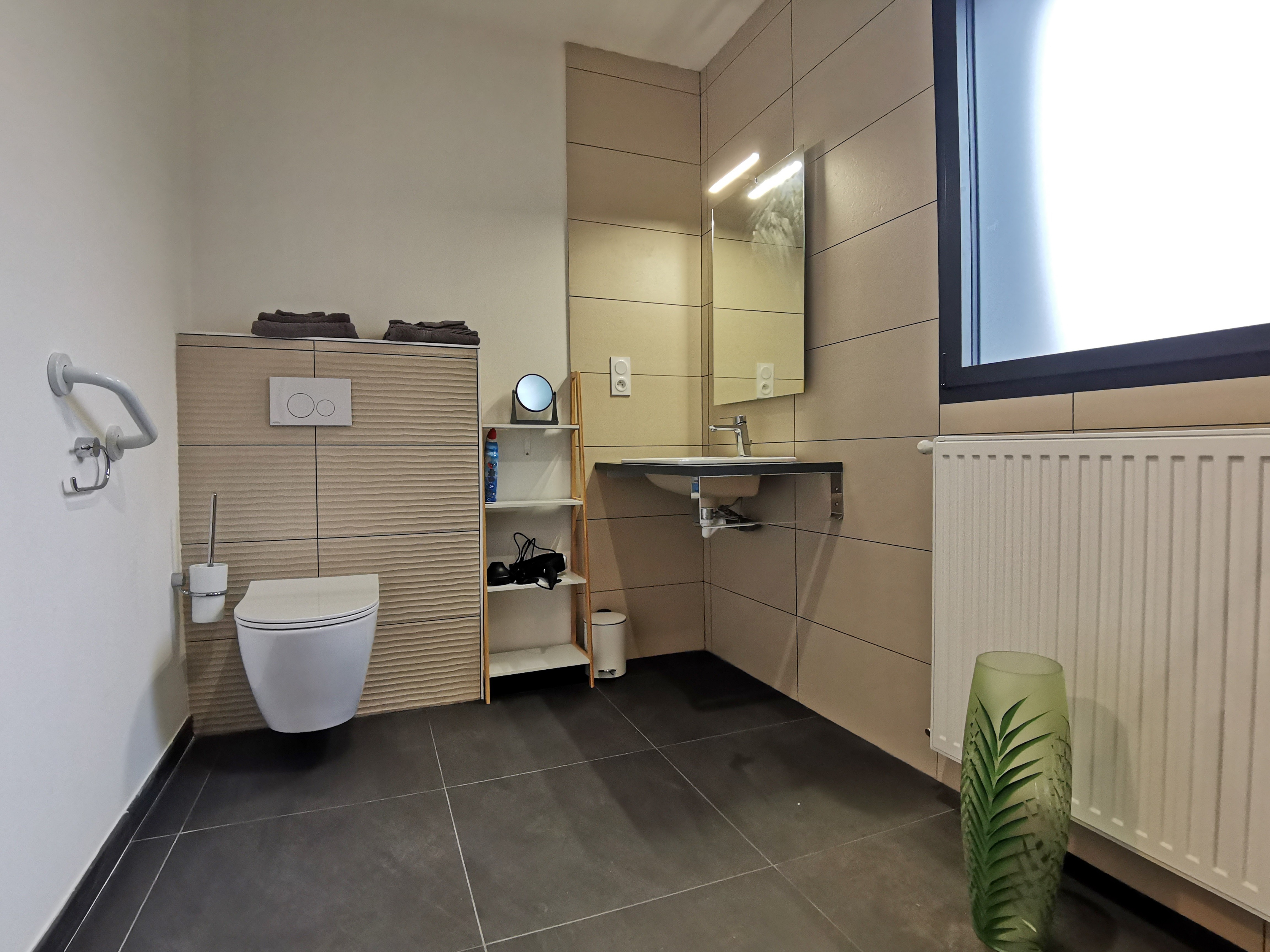 Salle d'eau-WC (PMR) communicante avec chambre 1