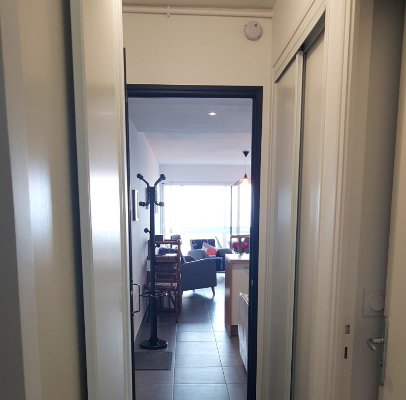 Entrée à gauche. Couloir desservant le WC, salle de bain et chambre indépendante. Au fond, la pièce de vie avec coin cuisine, coin séjour, coin salon, et véranda.