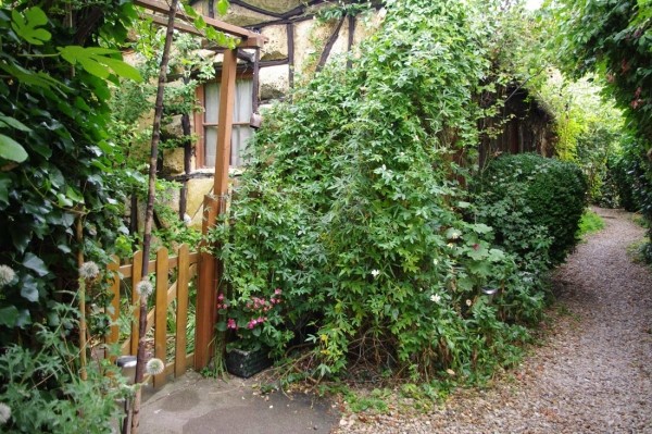 Entrée du jardin privatif du gîte et l'allée principale de la propriété