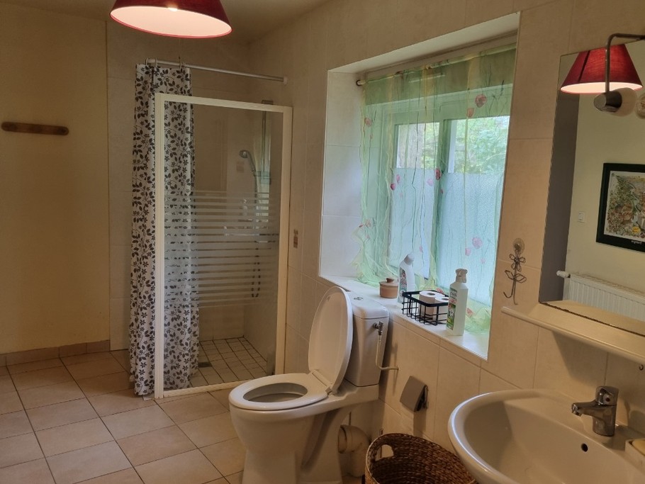 Salle de bain familiale et facile d'accès