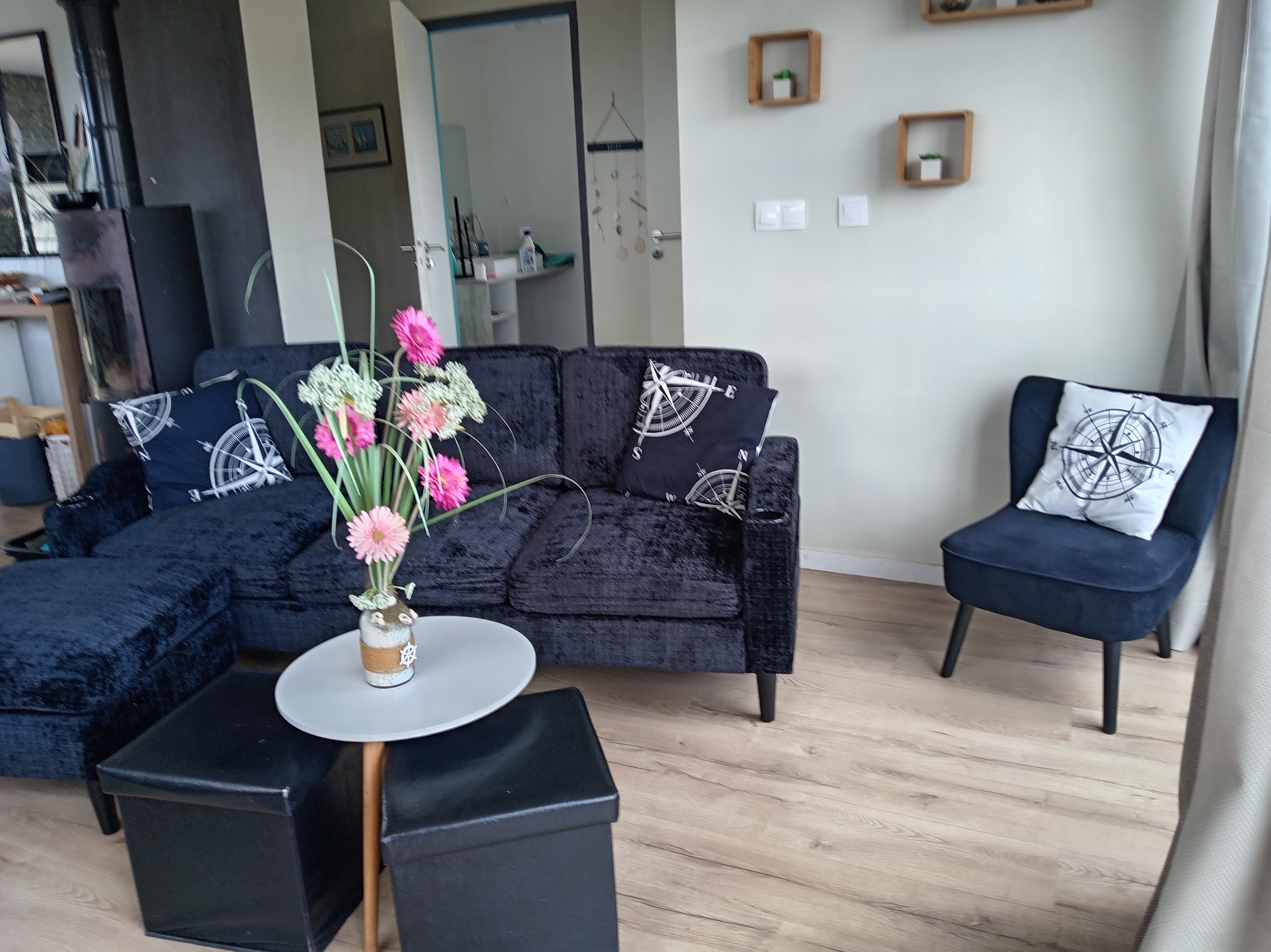 Salon avec son nouveau canapé 3/4 places et son fauteuil crapaud