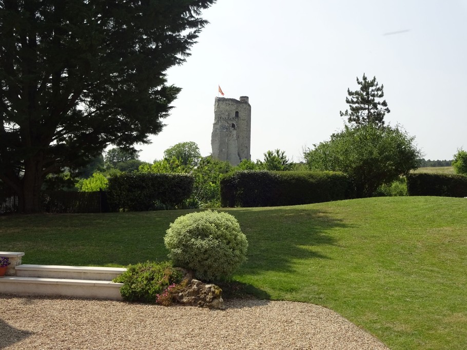 Vue du jardin Le Clos des Champis, sur la Tour de Richard Coeur de Lion, dans La Vienne.