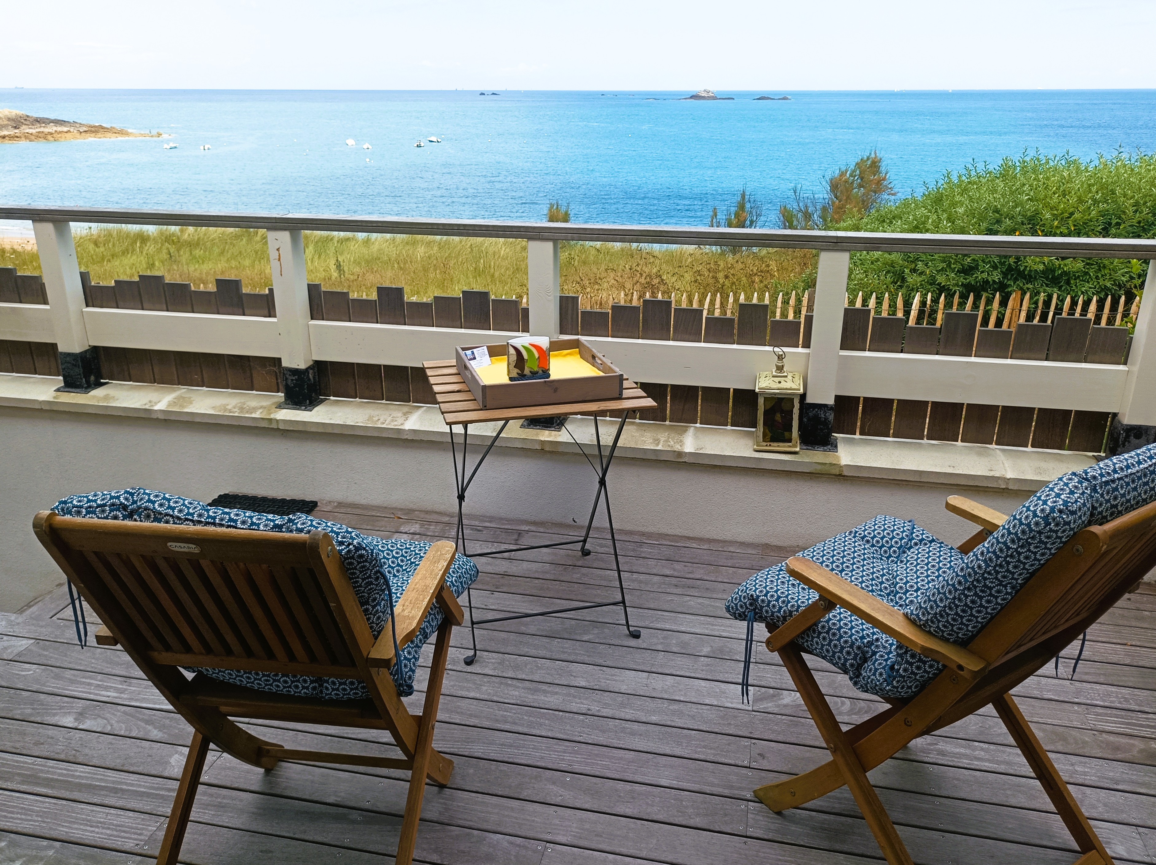 Terrasse devant la chambre du niveau 0, disposant d'une entrée indépendante.