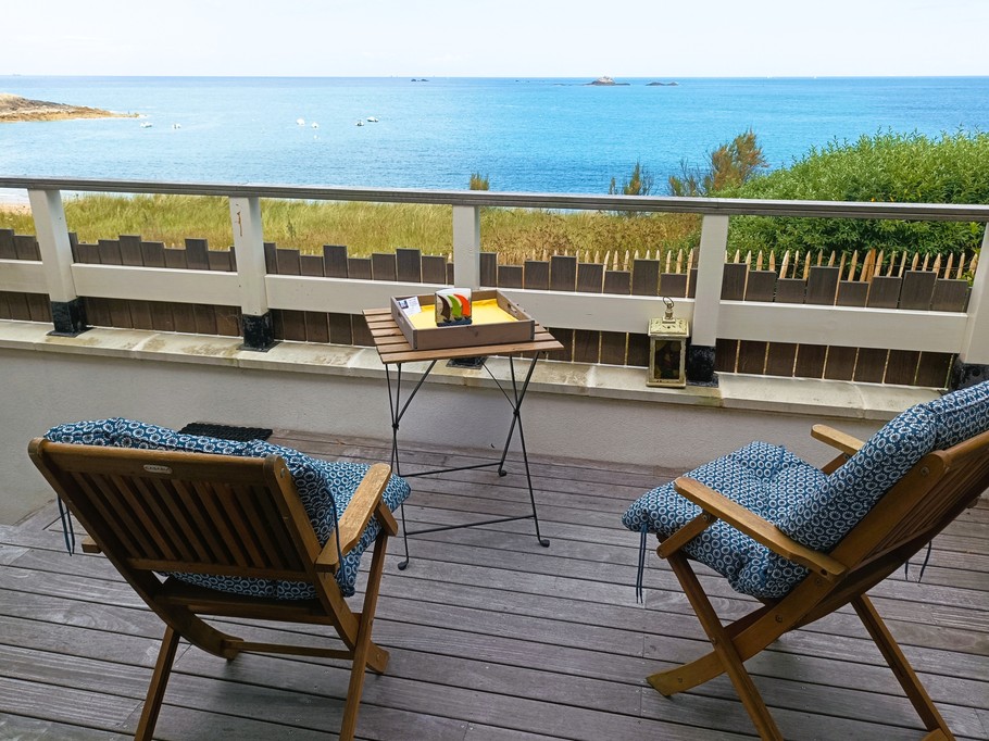 Terrasse devant la chambre du niveau 0, disposant d'une entrée indépendante.