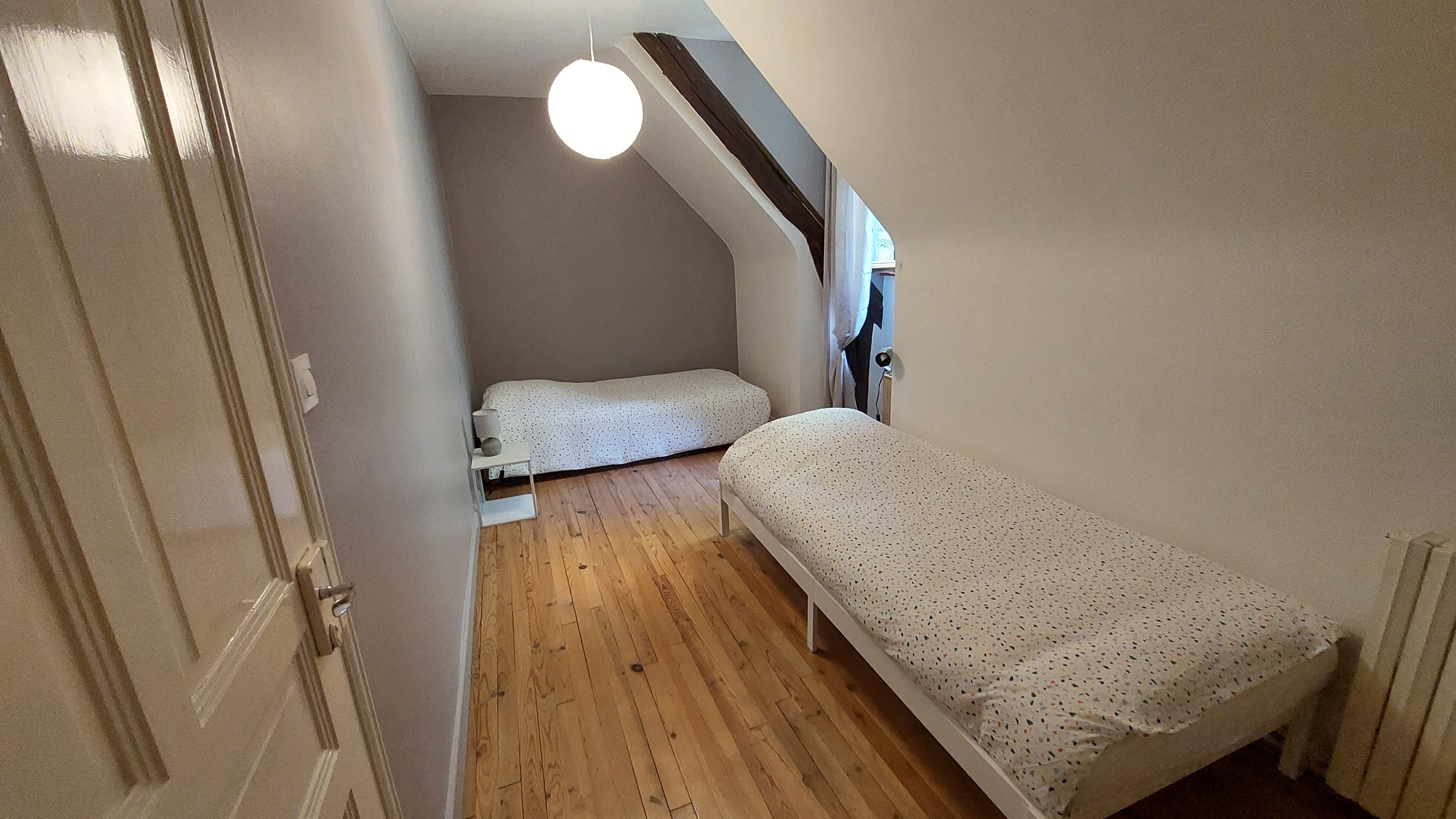 Chambre Grise avec deux lits simples