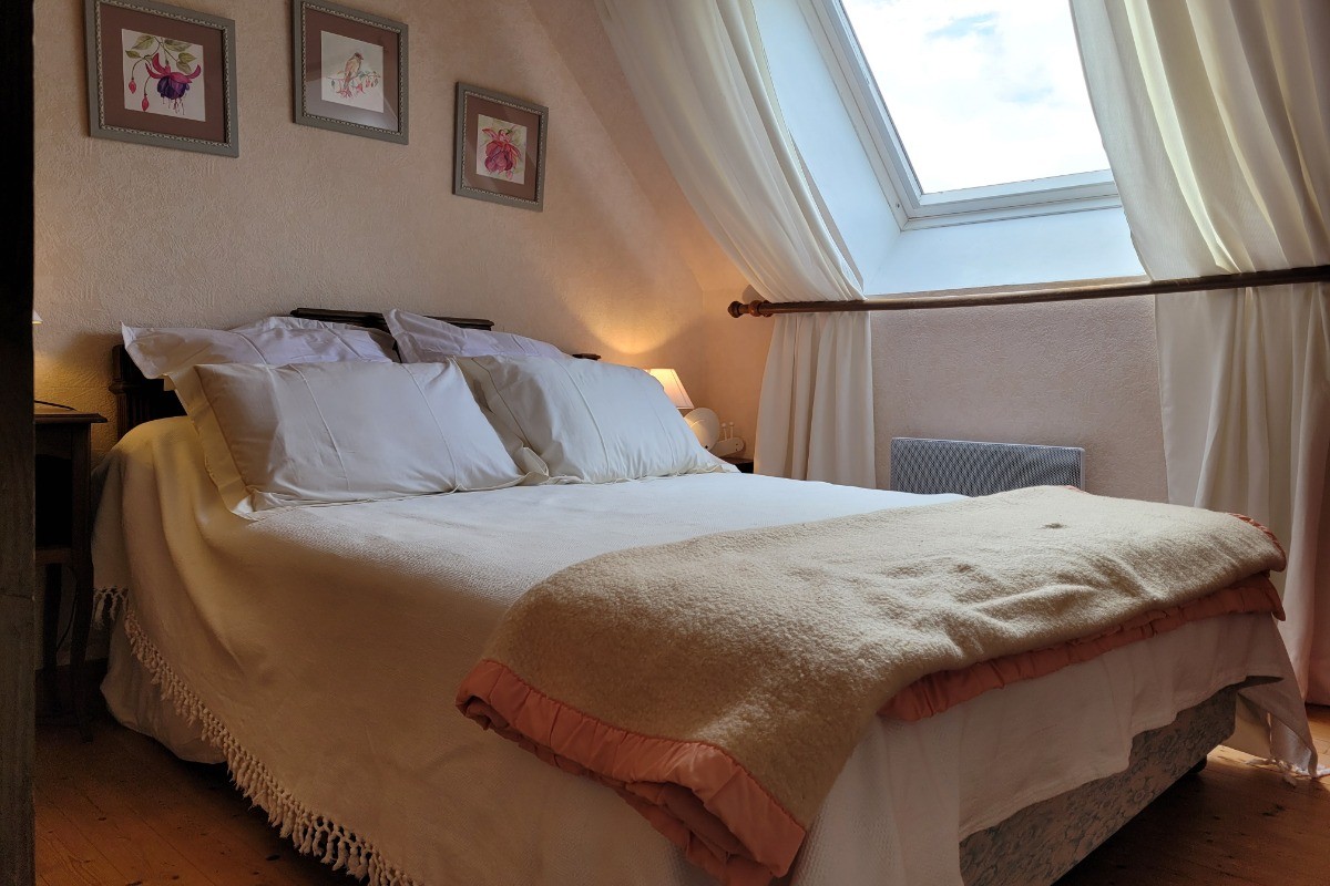 Gîte Mayline, deuxième chambre lit 140 avec armoire et penderie étage