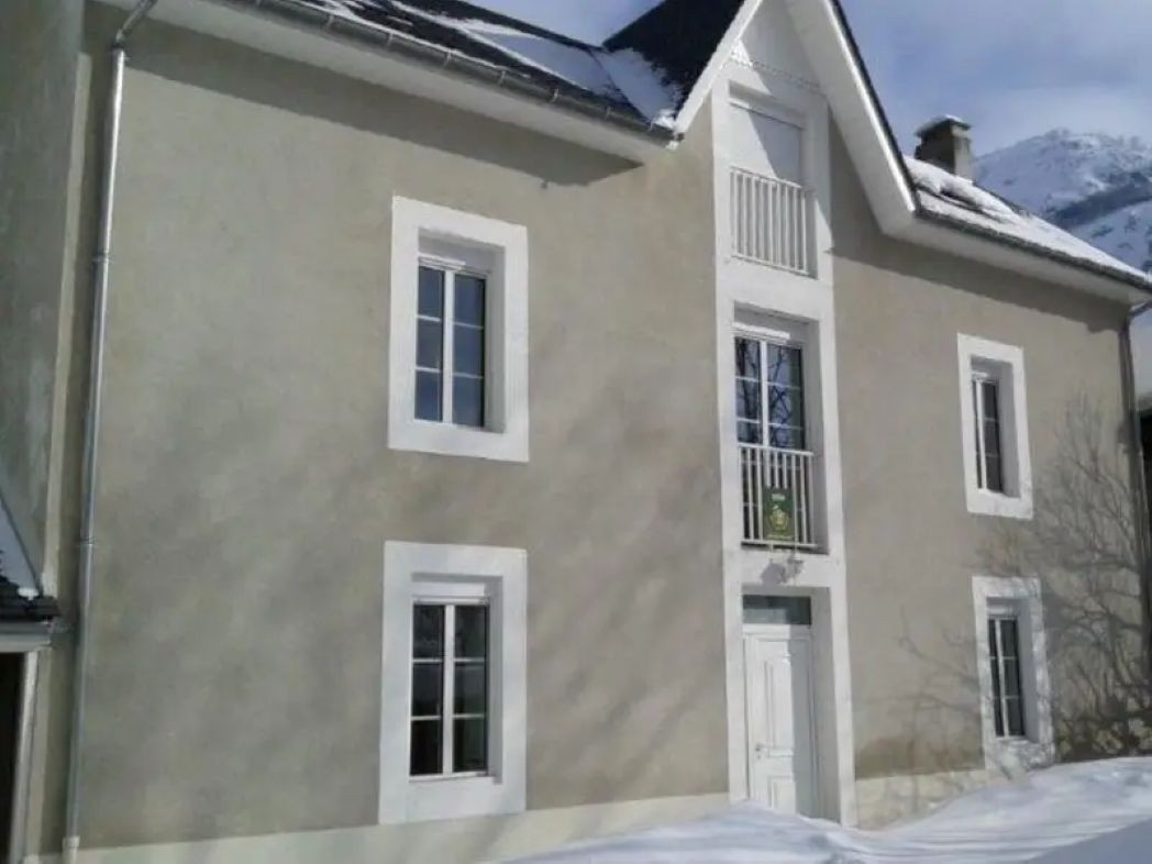 Front of 10 person gîte with corner room shared by 2 gîtes for bikes, skis etc....