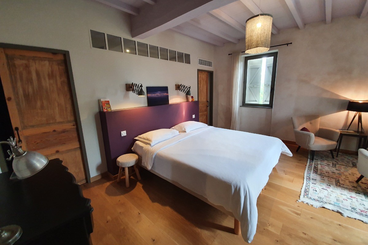 Lassenat, chambre Côté prairie, spacieuse et confortable.