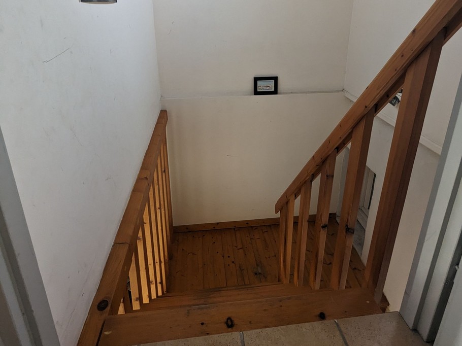 Escalier qui mène aux 2 chambres