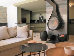 Pièce de vie donnant sur cuisine équipée