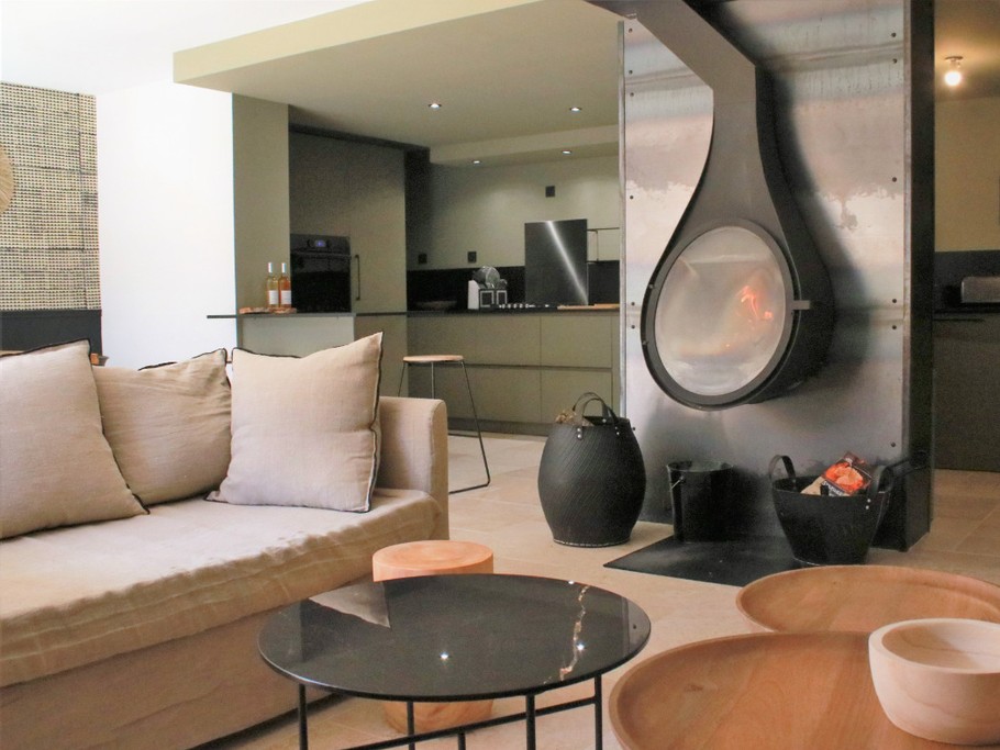 Pièce de vie donnant sur cuisine équipée