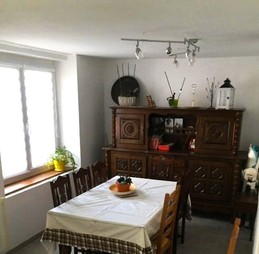 La partie séjour avec la table pour 8 personnes.